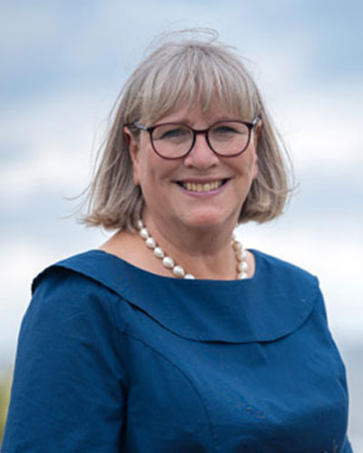 Karina-Ansprechpartner Ihre Ansprechpartnerin wenn es um das Projekt Campus geht: Karina Korth, welche auf dem Foto lächelnd in die Kamera guckt.